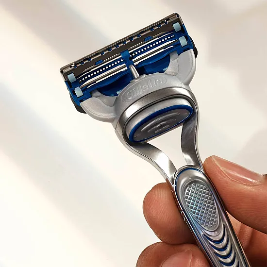 Gillette Skinguard Sensitive - Razor + 10 Blades - Image 2